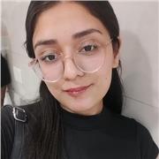 Profesora de Prácticas del Lenguaje y Literatura imparte clases para estudiantes de secundaria